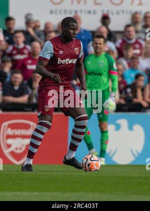 Borehamwood, Hertfordshire, London, England, 10. Juli 2023. West Hams Kurt Zouma auf dem Ball, während der Borehamwood Football Club V West Ham United Fußballverein im Meadow Park in einer Vorsaison-freundlichen Atmosphäre spielt. (Bild: ©Cody Froggatt/Alamy Live News) Stockfoto