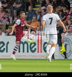 Borehamwood, Hertfordshire, London, England, 10. Juli 2023. Aaron Cresswell bringt den Ball im Meadow Park im Borehamwood Football Club V West Ham United Football Club unter Kontrolle. (Bild: ©Cody Froggatt/Alamy Live News) Stockfoto