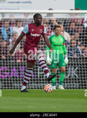 Borehamwood, Hertfordshire, London, England, 10. Juli 2023. West Hams Kurt Zouma auf dem Ball, während der Borehamwood Football Club V West Ham United Fußballverein im Meadow Park in einer Vorsaison-freundlichen Atmosphäre spielt. (Bild: ©Cody Froggatt/Alamy Live News) Stockfoto