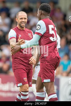 Borehamwood, Hertfordshire, London, England, 10. Juli 2023. West Hams Danny ings feiert sein Tor im Meadow Park im Borehamwood Football Club V West Ham United Football Club in einem Vorsaison-freundlichen Club. (Bild: ©Cody Froggatt/Alamy Live News) Stockfoto