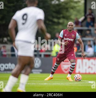 Borehamwood, Hertfordshire, London, England, 10. Juli 2023. Angelo Ogbonna von West Ham ist im Meadow Park während des Borehamwood Football Club V West Ham United Football Clubs vor der Saison auf dem Ball. (Bild: ©Cody Froggatt/Alamy Live News) Stockfoto