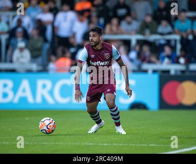 Borehamwood, Hertfordshire, London, England, 10. Juli 2023. West Hams Emerson Palmieri ist im Meadow Park im Borehamwood Football Club V West Ham United Football Club in einem Vorsaison-freundlichen Club auf dem Ball. (Bild: ©Cody Froggatt/Alamy Live News) Stockfoto