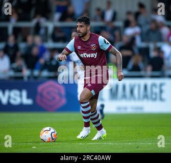 Borehamwood, Hertfordshire, London, England, 10. Juli 2023. West Hams Emerson Palmieri ist im Meadow Park im Borehamwood Football Club V West Ham United Football Club in einem Vorsaison-freundlichen Club auf dem Ball. (Bild: ©Cody Froggatt/Alamy Live News) Stockfoto