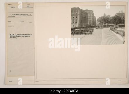 Soldaten, die an der S.A.T.C. teilnehmen Einführungszeremonie an der Columbia University in New York City. Die Soldaten werden in Formation gesehen. Dieses Foto wurde vom Fotografen aufgenommen und ausgegeben, um militärische Aktivitäten an der Columbia University während des Ersten Weltkriegs zu dokumentieren. Hinweis: Foto Nummer 1046313. Stockfoto