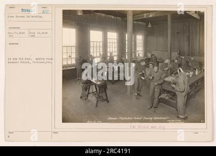 Soldaten, die im Zinnladen der Benson Polytechnic School in Portland, Oregon, ausgebildet werden. Das Foto wurde am 27. Dezember 1918 von einem Fotografen der Universität Benson aufgenommen. Dieses Bild ist Teil der Sammlung amerikanischer Militäraktionen während des Ersten Weltkriegs. Stockfoto