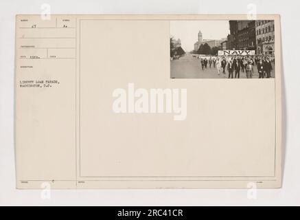 Eine Liberty Loan Parade, die 1919 während des 1. Weltkriegs in Washington, D.C. stattfand Dieses Foto zeigt den patriotischen Geist der Parade, wobei Teilnehmer, möglicherweise Marinepersonal, stolz mit einer amerikanischen Flagge marschieren. Die Parade war Teil der Bemühungen, durch den Verkauf von Freiheitsanleihen Mittel zu beschaffen, um die Kriegsanstrengungen zu unterstützen. (Fotograf) Rot. Stockfoto