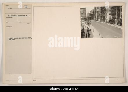 Das Bild zeigt eine Gruppe von Soldaten, die während des Ersten Weltkriegs eine Straße in New York City entlang marschieren. Die Soldaten tragen Militäruniformen und werden von einer Militärkapelle begleitet. Die Straßen der Stadt sind voller Fußgänger, die die Prozession beobachten. Stockfoto