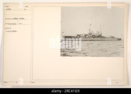 Ein Schwarzweißfoto, das die U.S.S. darstellt Texas im Ersten Weltkrieg. Das Bild zeigt keine spezifischen militärischen Aktivitäten, sondern zeigt das Schiff, das in einem ruhigen Meer schwimmt. Das Foto wurde von einem Fotografen des Signalkorps aufgenommen und erhielt es am 10. März 1921. Stockfoto