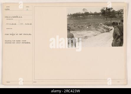 Panzer, die während einer Scheinschlacht in Camp Meade, Maryland, Hindernisse überqueren können. Das Foto zeigt einen Panzer, der erfolgreich über einen Graben manövriert. Aufgenommen am 24. Mai 1919, von Sergeant R. F. Warner, S.C. Fotograf. Beschreibung: Symbol A. Anmerkungen: 053608." Stockfoto