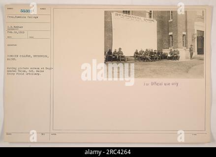 BOWDOIN COLLEGE, BRUNSWICK, MAINE. Dieses Foto zeigt eine bewegte Leinwand an der Regimental Union der Maine Heavy Field Artillery von 1. Das am 18. Februar 1919 aufgenommene Bild wurde unter der laufenden Nummer 55301 veröffentlicht. Der Bildschirm wurde für offizielle Zwecke verwendet und war am Bowdoin College in Brunswick, Maine.“ Stockfoto