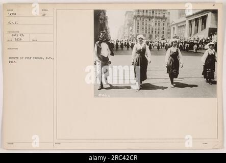 Das Bild zeigt Soldaten, die am 4. Juli 1918 bei einer Parade in New York City marschieren. Stockfoto