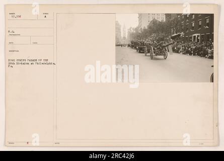 Die Heimkehr-Parade der 28. Division in Philadelphia, Pennsylvania. Dieses Foto hat die Nummer 53.356 in der Sammlung. Der Fotograf des Fotos erhielt die Beschreibung 189ED. Es fängt die Feier und Aufregung während der Homecoming-Parade der 28. Division ein, auch bekannt als die Keystone Division. Stockfoto