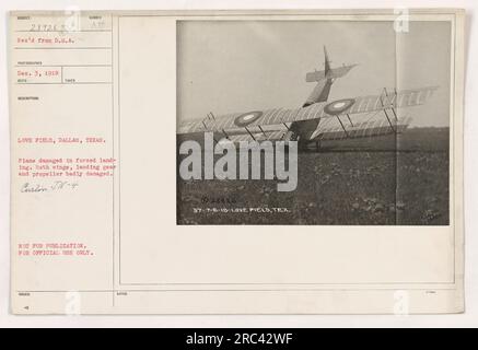 Ein Bild mit einem beschädigten Flugzeug im Love Field in Dallas, Texas. Das Curtin JN-4-Flugzeug erlitt schwere Schäden an beiden Flügeln, dem Fahrwerk und dem Propeller durch eine Zwangslandung. Dieses Foto ist nicht zur Veröffentlichung vorgesehen und nur für den offiziellen Gebrauch gekennzeichnet. Stockfoto