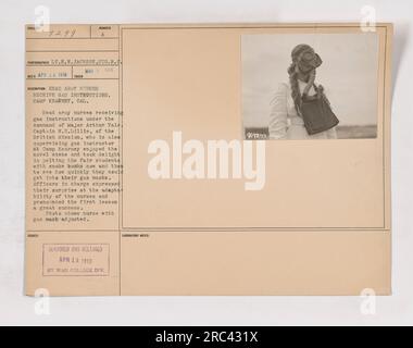 Oberschwestern der Armee in Camp Kearney, CA, erhält Anweisungen von Major Arthur Yale zum Gas. Auf dem Foto hat eine Krankenschwester, die eine Gasmaske trägt, es angepasst. Hauptmann W.H. Lillie von der britischen Mission leitet das Gas-Training und wirft gern Rauchbomben auf die Krankenschwestern. Die leitenden Beamten waren von der schnellen Anpassungsfähigkeit der Krankenschwestern beeindruckt und betrachteten die erste Lektion als Erfolg. Das Foto wurde am 3. März 1918 von LT. E.N. aufgenommen Jackson vom Signalkorps. Es wurde zensiert und am 18. April 1918 vom war College Division Laboratory veröffentlicht. Stockfoto