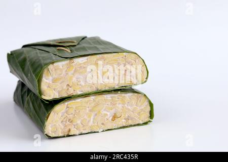 Ein Stück rohen Tempeh oder tempe, indonesische traditionelle Speisen aus fermentierten Sojabohnen, isoliert auf weißem Hintergrund Stockfoto