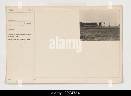 Bildunterschrift: „Rückansicht eines Voisin-Flugzeugs an der Aviation Experiment Station in Hampton, VA, aufgenommen am 6/18/1917. Das Foto mit der Nummer 111-SC-3578 wurde vom Fotografen Reed aufgenommen. Die Abbildung zeigt die Voisin-Ebene, die als Modell HUNDER 3578 identifiziert wurde. In den Notizen wird die Lage als Hampton, VA, genannt und es wird die Abkürzung RIJO verwendet.“ Stockfoto