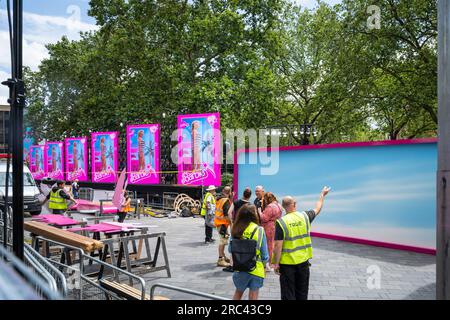 London, Großbritannien. 12. Juli 2023 Digitale Leinwände auf dem Leicester Square vor der heutigen Premiere des Films „Barbie“, Regie von Greta Gerwig mit Margot Robbie als Barbie, dem ersten Live-Action-Barbie-Film nach vielen animierten Versionen. Fans der Mattel Barbie und Ken sind gekommen, um einen Blick auf die Stars zu werfen, aber viele werden enttäuscht sein, da Barrieren und Leinwände vor der Ankunft der Stars errichtet werden, sodass die Premiere selbst nur von eingeladenen und wenigen Zeugen wahrgenommen werden kann Ausgewählte Lüfter... Kredit: Stephen Chung / Alamy Live News Stockfoto