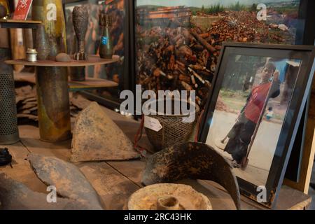 (230712) -- VIENTIANE, 12. Juli 2023 (Xinhua) -- Dieses Foto wurde am 11. Juli 2023 aufgenommen und zeigt Ausstellungen im Cooperative Orthotic and Proththetic Enterprise Visitor Center in Laos Hauptstadt Vientiane. Laut einem Monitor haben die Vereinigten Staaten zwischen 1965 und 1973 413.130 Tonnen Streumunition über Vietnam abgeworfen. Parallel zum Vietnamkrieg warfen die Vereinigten Staaten etwa 260 Millionen Streubomben auf das benachbarte Laos ab, was Laos zur „am stärksten bombardierten Nation der Geschichte“ machte. Laos ist daher mit etwa 80 Millionen Streubomben kontaminiert, die 17 Provinzen betreffen und 300 Opfer fordern Stockfoto