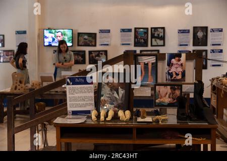 (230712) -- VIENTIANE, 12. Juli 2023 (Xinhua) -- Dieses Foto wurde am 11. Juli 2023 aufgenommen und zeigt einen Blick auf das Cooperative Orthotic and Proththetic Enterprise Visitor Center in Vientiane, Laos. Laut einem Monitor haben die Vereinigten Staaten zwischen 1965 und 1973 413.130 Tonnen Streumunition über Vietnam abgeworfen. Parallel zum Vietnamkrieg warfen die Vereinigten Staaten etwa 260 Millionen Streubomben auf das benachbarte Laos ab, was Laos zur „am stärksten bombardierten Nation der Geschichte“ machte. Laos ist daher mit etwa 80 Millionen Streubomben kontaminiert, die 17 Provinzen betreffen und 300 Opfer pro Jahr fordern Stockfoto