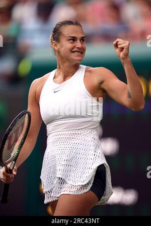 Aryna Sabalenka feiert den Sieg über die Madison Keys nach dem Viertelfinalspiel der Damen am zehnten Tag der Wimbledon Championships 2023 im All England Lawn Tennis and Croquet Club in Wimbledon. Bilddatum: Mittwoch, 12. Juli 2023. Stockfoto