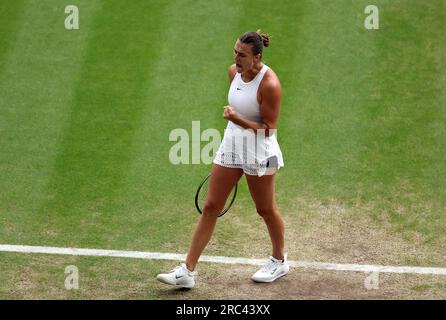 Aryna Sabalenka feiert den Sieg über die Madison Keys nach dem Viertelfinalspiel der Damen am zehnten Tag der Wimbledon Championships 2023 im All England Lawn Tennis and Croquet Club in Wimbledon. Bilddatum: Mittwoch, 12. Juli 2023. Stockfoto