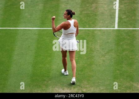 Aryna Sabalenka feiert den Sieg über die Madison Keys nach dem Viertelfinalspiel der Damen am zehnten Tag der Wimbledon Championships 2023 im All England Lawn Tennis and Croquet Club in Wimbledon. Bilddatum: Mittwoch, 12. Juli 2023. Stockfoto