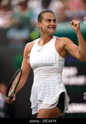 Aryna Sabalenka feiert den Sieg über die Madison Keys nach dem Viertelfinalspiel der Damen am zehnten Tag der Wimbledon Championships 2023 im All England Lawn Tennis and Croquet Club in Wimbledon. Bilddatum: Mittwoch, 12. Juli 2023. Stockfoto