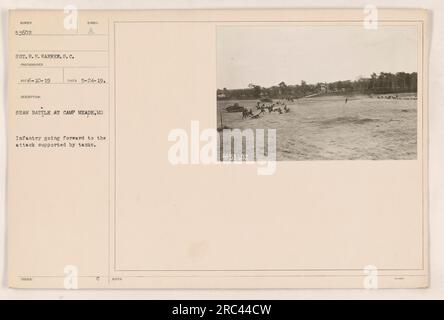 Infanteriesoldaten rücken mit Panzerunterstützung während einer Scheinschlacht in Camp Meade, Maryland, vor. Das Foto wurde am 24. Mai 1919 von Sergeant R.E. gemacht Warner, ein S.C.-Fotograf. Dieses Bild ist Teil einer Sammlung von Fotografien, die amerikanische Militäraktivitäten während des Ersten Weltkriegs im Camp Meade zeigen. Stockfoto