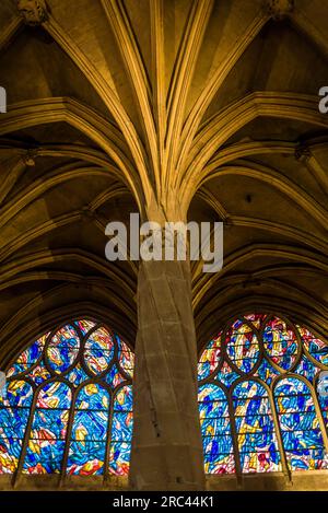 Die verdrehte Säule im Deambulatorium, Kirche Saint-Séverin, eine römisch-katholische Kirche im Quartier Latin, erbaut im flamboyantgotischen Stil., Par Stockfoto