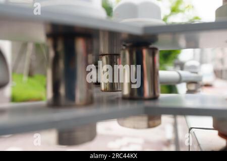 Es handelt sich um ein Scharnier, das aus Eisenplatten und Kupplungen wie eine Kette besteht, um eine schwere Stahltür von oben zu stützen. Stockfoto