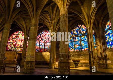 Die verdrehte Säule im Deambulatorium, Kirche Saint-Séverin, eine römisch-katholische Kirche im Quartier Latin, erbaut im flamboyantgotischen Stil., Par Stockfoto