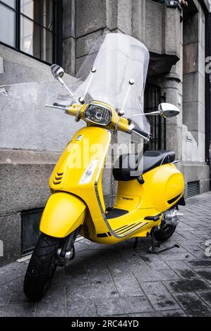 Parkgelbe Vespa, Amsterdam Stockfoto