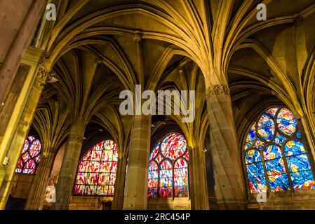 Die verdrehte Säule im Deambulatorium, Kirche Saint-Séverin, eine römisch-katholische Kirche im Quartier Latin, erbaut im flamboyantgotischen Stil., Par Stockfoto