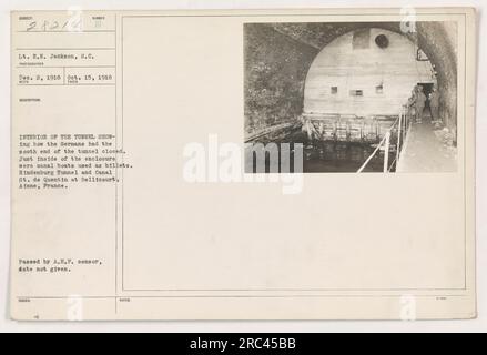 Innenseite des Tunnels am Hindenburg-Tunnel und Canal St. de Quentin in Bellicourt, Aisne, Frankreich. Das Foto zeigt, wie die Deutschen das südliche Ende des Tunnels absperrten. Kanalboote wurden als Knüppel innerhalb des Gehäuses verwendet. Dieses Foto wurde am 15. Oktober 1918 während des Ersten Weltkriegs aufgenommen. Stockfoto