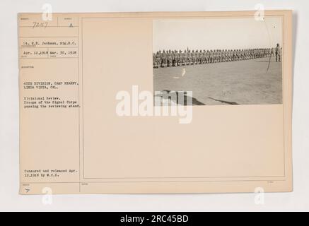 Truppen des Signalkorps der 40. Division in Camp Kearny, Linda Vista, Kalifornien, passieren den Prüfstand während einer Divisionalprüfung. Das Foto wurde am 30. März 1918 aufgenommen und später zensiert und am 12. April 1918 von W.C.D. LT E.N. veröffentlicht Jackson ist auf dem Foto abgebildet. Stockfoto