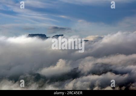 l'inconondibile profilo di Sasso Simone e Simoncello Stockfoto