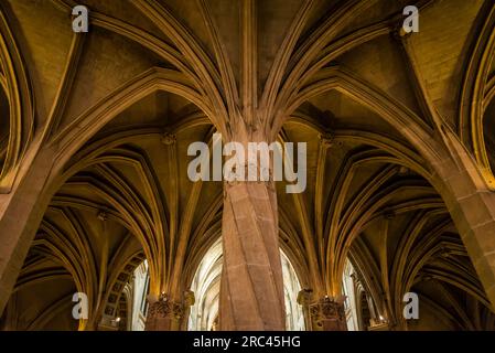 Die verdrehte Säule im Deambulatorium, Kirche Saint-Séverin, eine römisch-katholische Kirche im Quartier Latin, erbaut im flamboyantgotischen Stil., Par Stockfoto