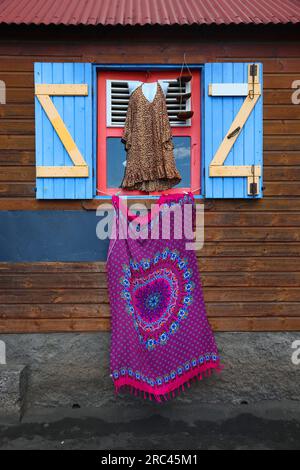 Kreolische Kulturfarben. Karibische Insel farbenfrohe Mode und Fenster in Guadeloupe. Stockfoto