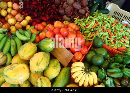 Obst- und Gemüsemarkt von Guadeloupe in Pointe a Pitre, der größten Stadt Guadeloupes. Stockfoto