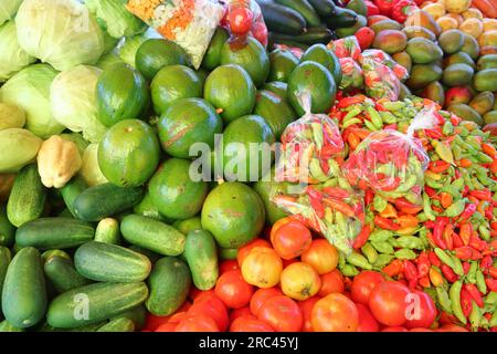 Obst- und Gemüsemarkt von Guadeloupe in Pointe a Pitre, der größten Stadt Guadeloupes. Stockfoto