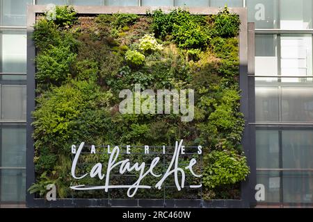 Deutschland, Berlin, Mitte, Vertikale Anpflanzung an der Außenseite der Galeries Lafayette in der Friedrichstraße. Stockfoto