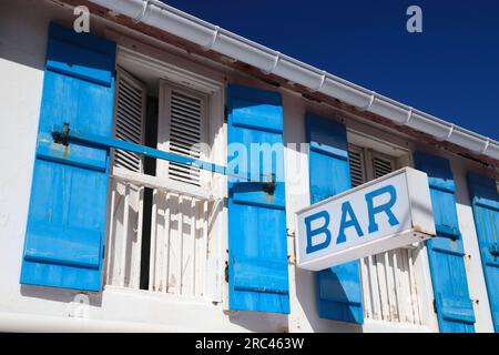 Barschild: Allgemeine Café-Bar in Guadeloupe. Gebäude in kreolischen Farben. Stockfoto