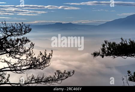 l'incondibile profilo di Sasso Simone e Simoncello sula Mare di nebbia Stockfoto