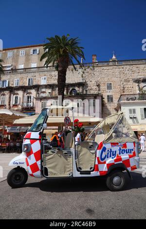 SPLIT, KROATIEN - 20. JULI 2019: Bizarre Stadtrundfahrt Trike Motorrad Taxi in Split. Kroatien hatte 18.4 Millionen Touristen im Jahr 2018. Stockfoto