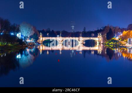 Turin, Italien - 27. März 2022: Die Brücke König Umberto I ist eine Brücke über den Fluss Po in Turin, die den Corso Vittorio Emanuele II mit dem Corso Monc verbindet Stockfoto