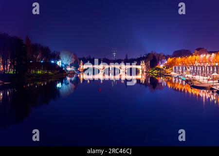 Turin, Italien - 27. März 2022: Die Brücke König Umberto I ist eine Brücke über den Fluss Po in Turin, die den Corso Vittorio Emanuele II mit dem Corso Monc verbindet Stockfoto