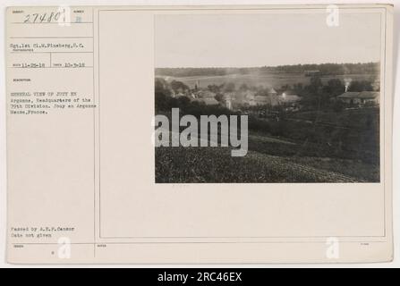 Auf diesem Foto, das am 3. Oktober 1918 aufgenommen wurde, sehen wir eine allgemeine Ansicht von Jouy en Argonne, das als Hauptquartier der 79. Division während des Ersten Weltkriegs diente. Das in der französischen Mause-Region gelegene Unternehmen spielte eine wichtige Rolle bei den militärischen Aktivitäten der USA. Dieses Bild ging am 25. November 1918 ein, wobei der Fotograf als Sgt. 1. Cl. M. Pineberg. Es wurde kein genaues Ausgabedatum angegeben, aber es wurde vom A.E.F. Censor genehmigt. Stockfoto