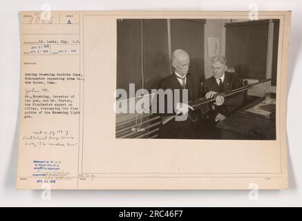 LT. Lents, ein Soldat im Signalkorps des US-Militärs, ist auf diesem Foto zu sehen. Das Bild wurde am 2. April 1918 in der Winchester Repeating Arms Co. In New Haven, Connecticut, während des 1. Weltkriegs aufgenommen. LT. Lents beobachtet ein Gespräch zwischen John M. Browning, dem Erfinder der Browning-Lichtpistole, und Mr. Burton, einem Experten für Gewehre aus Winchester. Dieses Bild wurde auf Seite 1747 von First Colmel Senge Chinns Buch „The Machine Gunn“ verwendet. Das Foto wurde von der war Department Central Division an die Photo Division des Signalkorps herausgegeben und unterliegt der Genehmigung durch die Armee Stockfoto