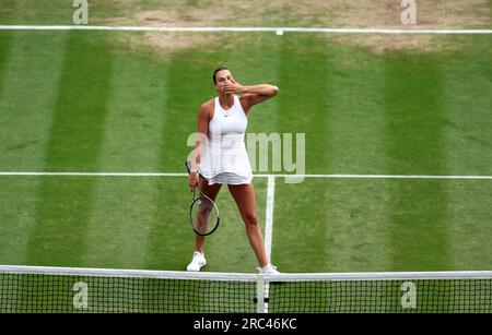 Aryna Sabalenka feiert den Sieg über die Madison Keys nach dem Viertelfinalspiel der Damen am zehnten Tag der Wimbledon Championships 2023 im All England Lawn Tennis and Croquet Club in Wimbledon. Bilddatum: Mittwoch, 12. Juli 2023. Stockfoto