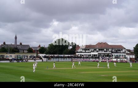 Essex Bowler Paul Walter feiert den dritten Tag des LV= Insurance County Championship-Spiels im Stanley Park, Blackpool, an dem er das Wicket von Lancashires Jack Blatherwick erobert. Bilddatum: Mittwoch, 12. Juli 2023. Stockfoto